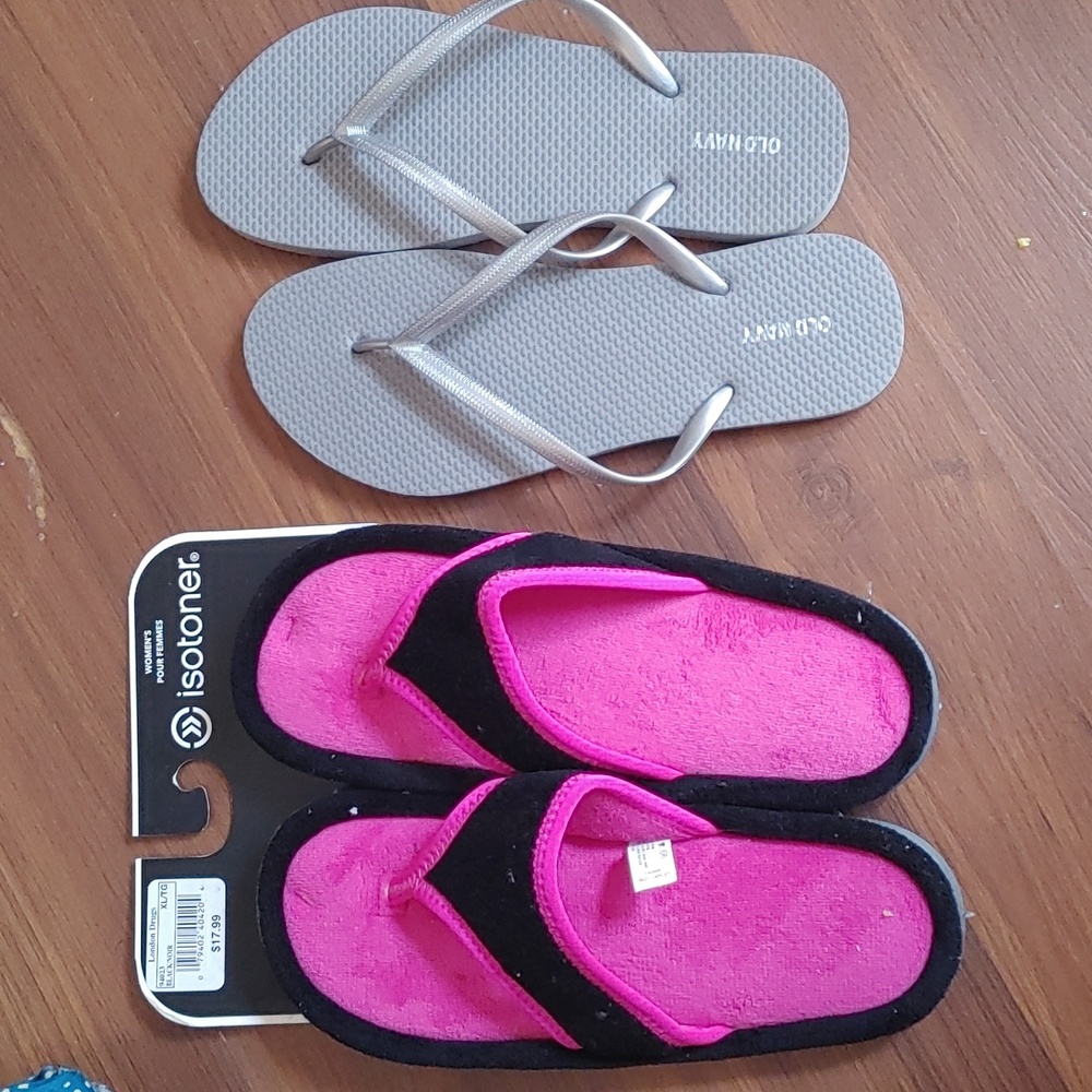 2 pairs of flip flops/sandals